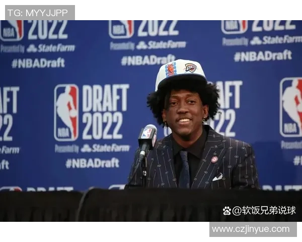 足球明星化身老头挑战年轻球员打球视频引发热议与欢笑